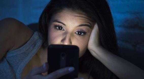 『没放』晚上和手机一起“睡”，辐射会伤害身体健康吗？多数人都没放对