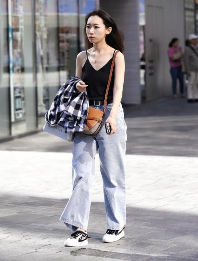 气息|街拍身材娇小的小姐姐,一件针织背心配牛仔热裤,清新靓丽气息!