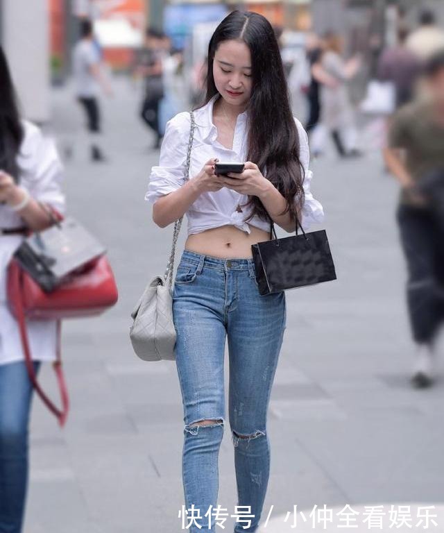 这样穿白色衬衫,清新个性又减龄,搭配牛仔裤让造型更加休闲靓丽