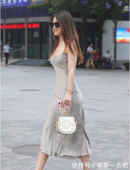连衣裙 浅灰色吊带连衣裙搭配银白色手提包,时尚大气,简单大方!