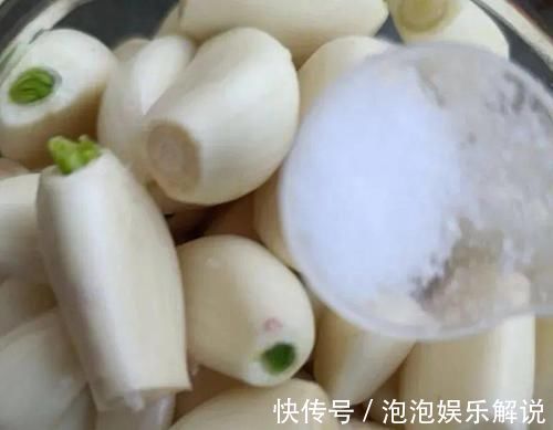 嘎嘣脆|快速腌腊八蒜，一天就变绿，各个嘎嘣脆