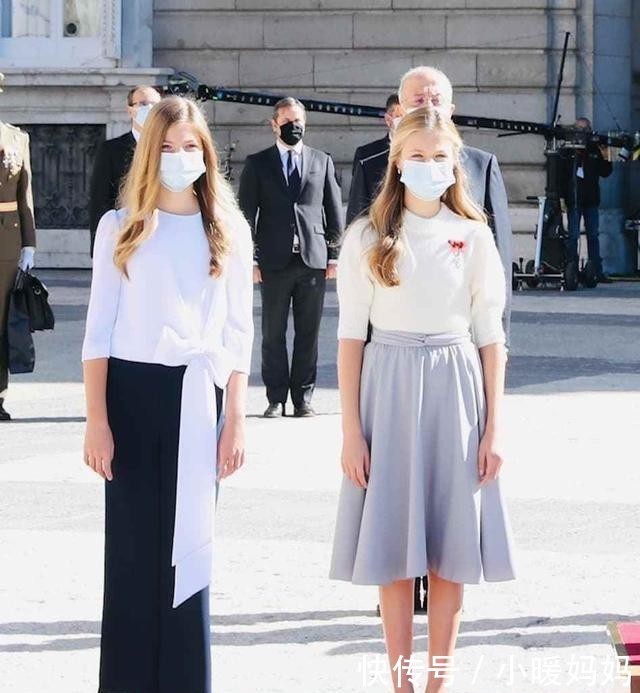 姐妹花|这朵西班牙姐妹花很少见,劳拉的蓝色连衣裙和她姐姐一样高