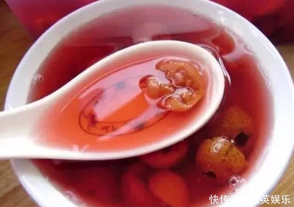 煮山楂加一物,隔天喝一碗,比泻药还排毒,肠道干净,体重2位数