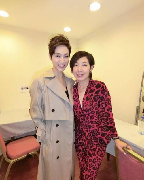 陈法蓉是气质型美女，穿彩色毛衣搭西裤，53岁也一样漂亮！