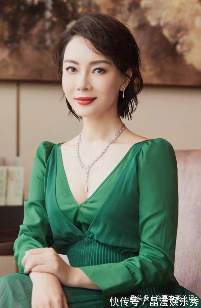 烫卷发 奔五的女人尽量别留长发、烫卷发,推荐这5款发型,太减龄了