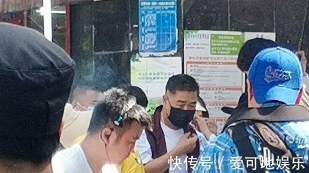拍戏|偶遇张国立在菜市场拍戏,助理帮忙撑伞,网友:这次没有封路了
