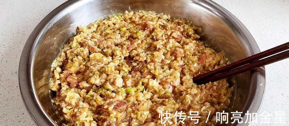 冬天饺子最爱这个馅,比韭菜香多了,一口一个吃不停嘴,特解馋!