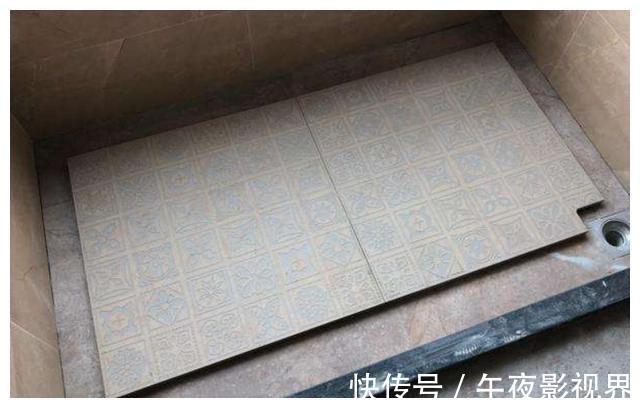 颜值|卫生间地面怎么装？这种立体瓷砖太完美，排水快防滑颜值高