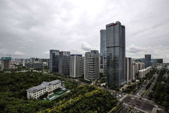 云雾满山飘泉城|云雾满山飘泉城美景一幅好画