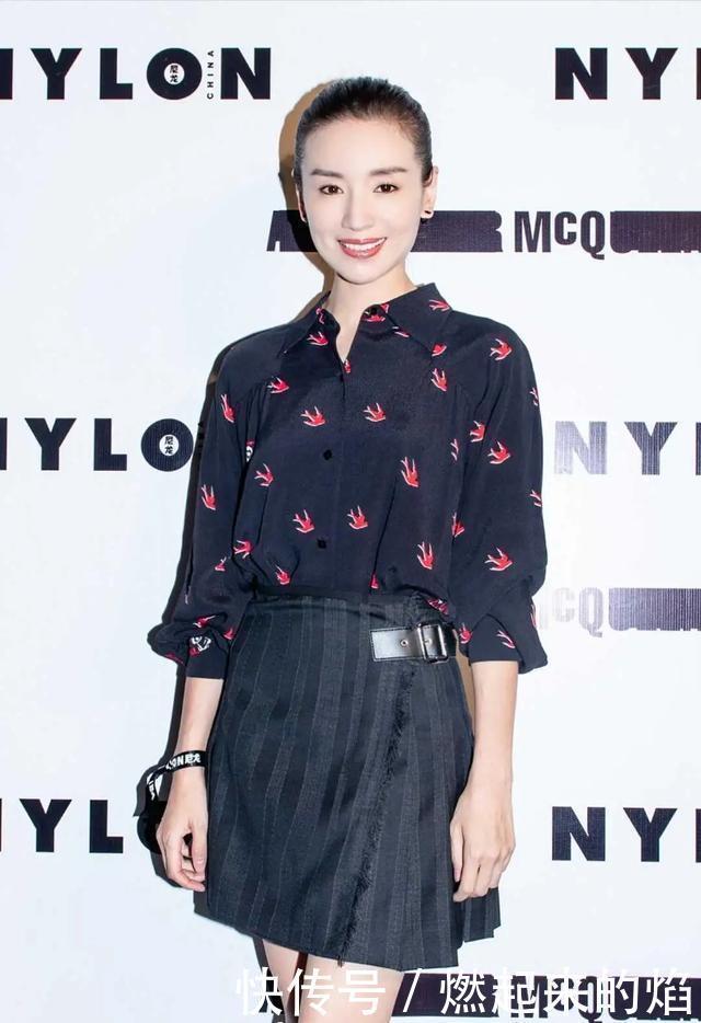 衬衫|潘粤明前妻董洁挺会穿,白色衬衫配黑色小皮裙,“漫画腿”好抢镜