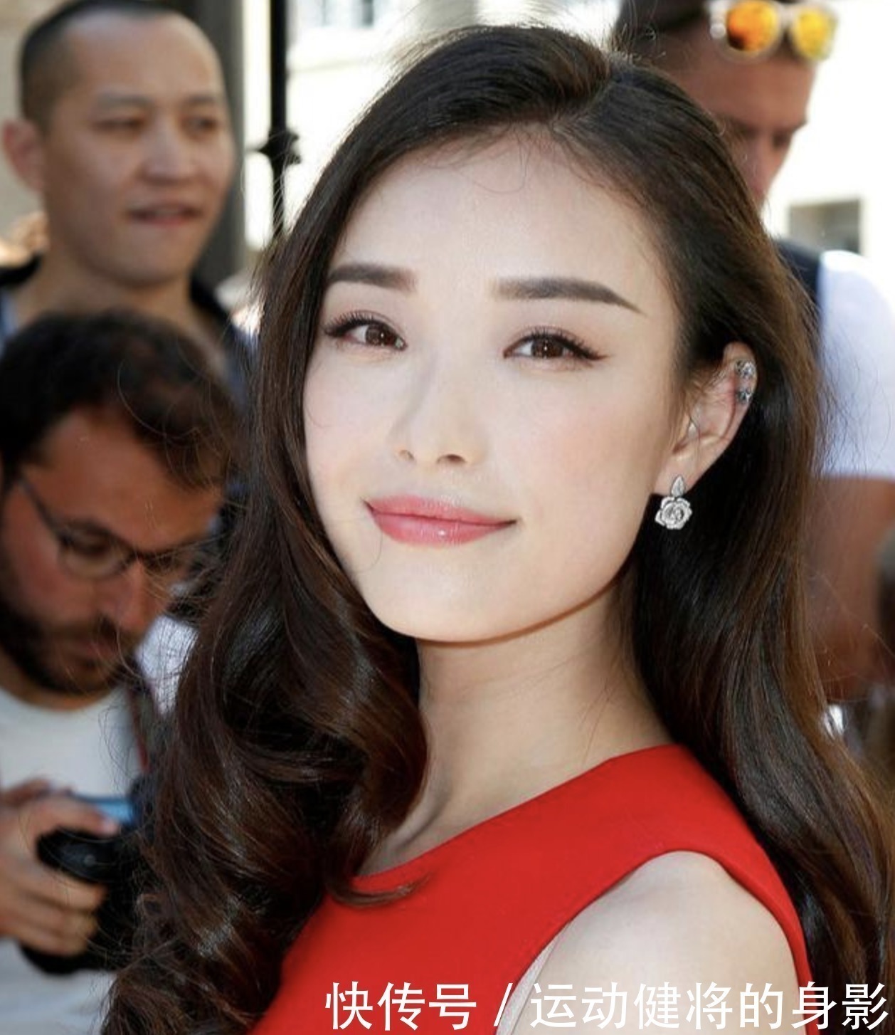 妆感|吉娜真是放开了!大方卸掉假睫毛,看到素颜真容,难怪妆感那么重