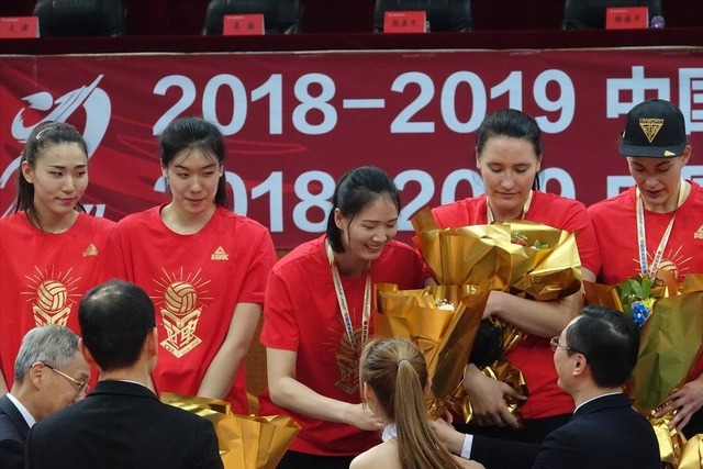 刘晓彤|主动求变！1.96米高大副攻改打接应，试图利用高度增加右翼突破力