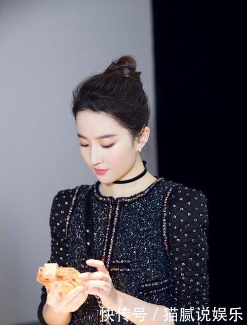 特征 脸上有这3个特征的女生，尽量避开披发散发，露出你的五官更漂亮