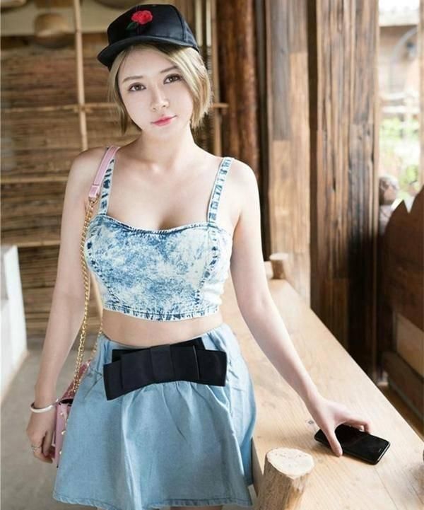 真好看女仔吊带衫+超短裙,时尚清新又吸睛