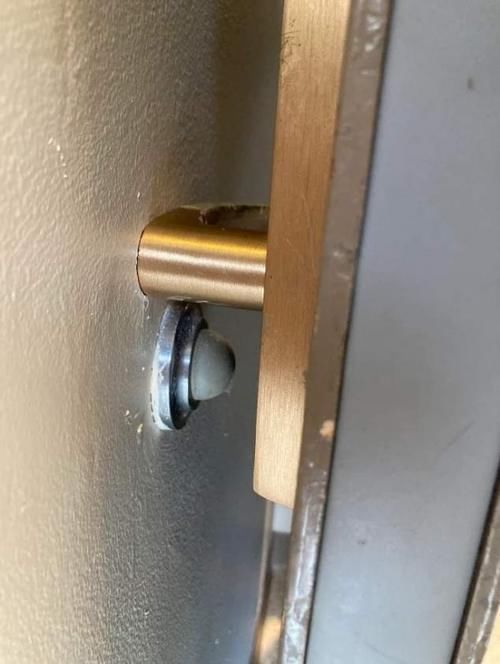 修补|胶带是万能修补工具！网友分享“超奇葩装修设计”