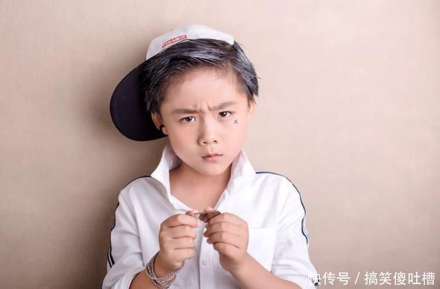 长辈们|5岁孩子用钥匙划伤车子,被宝爸暴揍,看清车子后悔不已