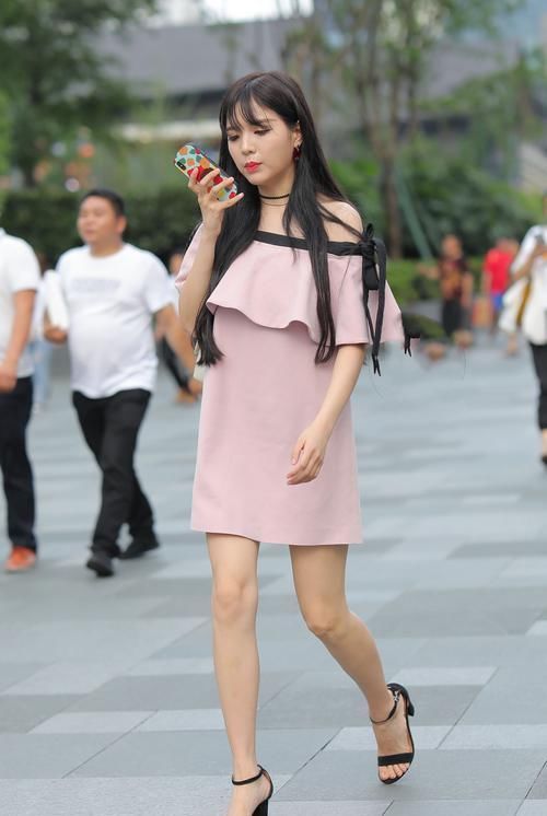 街拍婀娜多姿的小姐姐,紧身包臀裙穿搭,尽显成熟韵味