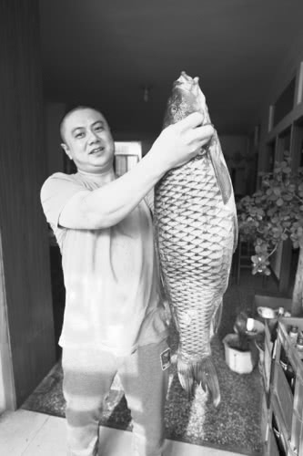 男子钓上35斤的“大鱼”，突现水面上的龙须，网友发了