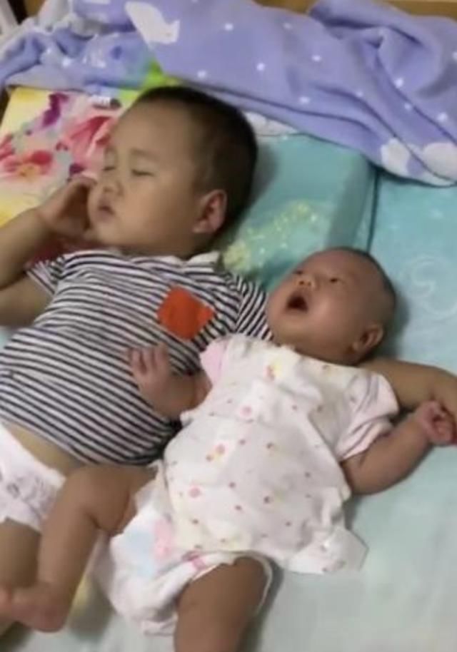 妹妹|哥哥帮妈妈哄妹妹午休,结果自己先睡着了,妈妈看到这一幕好暖心