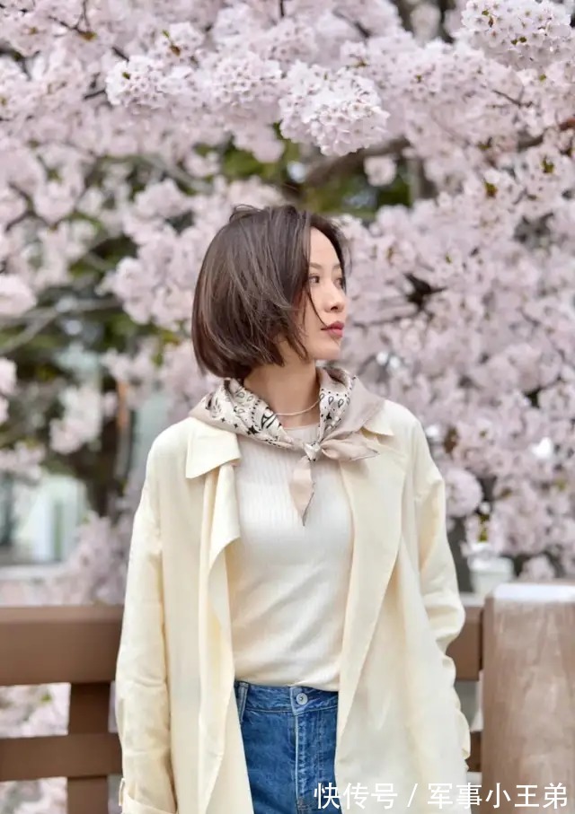 优雅 真正有品位的女人,都喜欢把丝巾作为穿搭的重点,优雅又高级