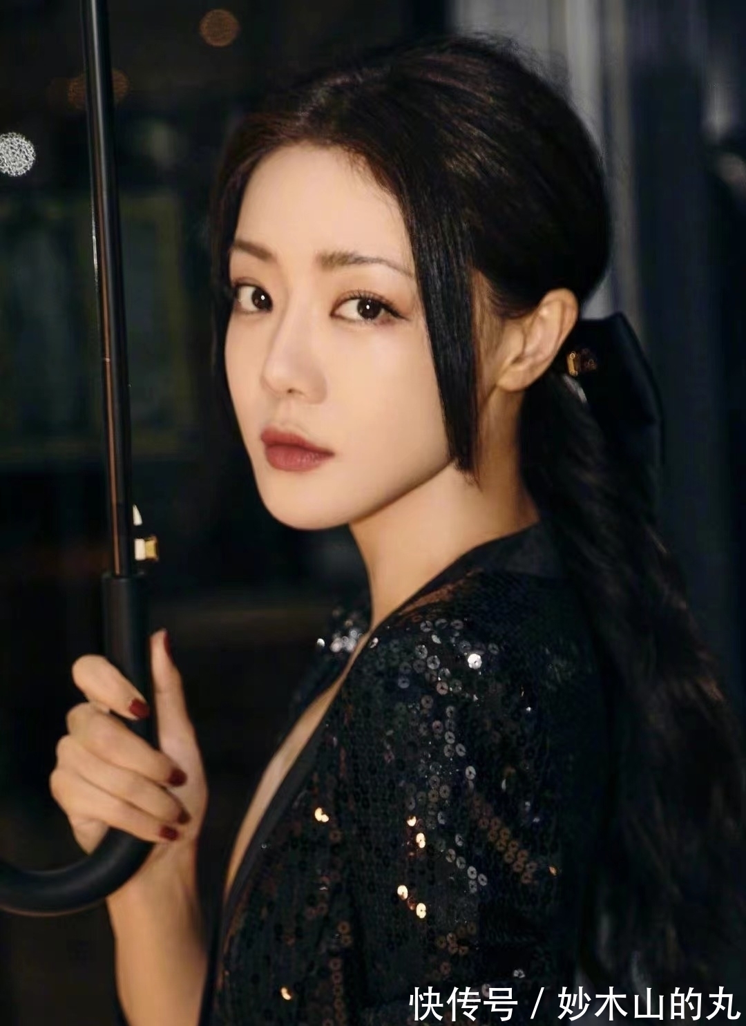 深v|“小姨妈”邓家佳穿衣真洋气,深V长裙秀漫画腿,颜值气场都能打