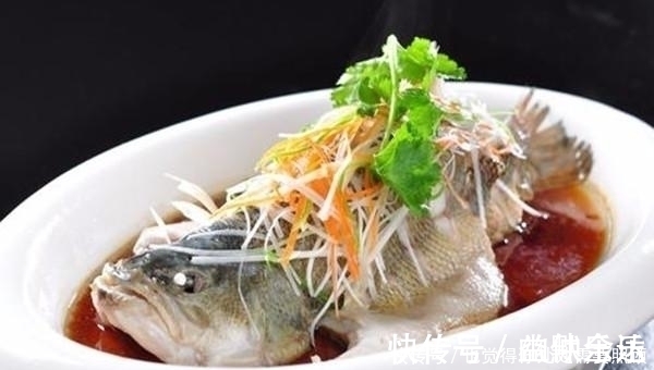 老师傅|清蒸鲈鱼，不放料酒不用生抽，老师傅教你正确做法，鱼肉鲜嫩不腥