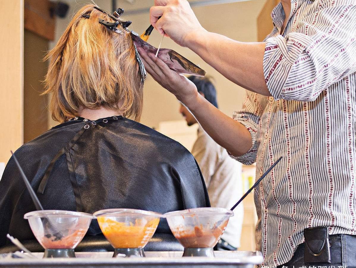 染发剂|老年人染发应注意什么？怎样染不伤发又好看？一年染几次最安全？