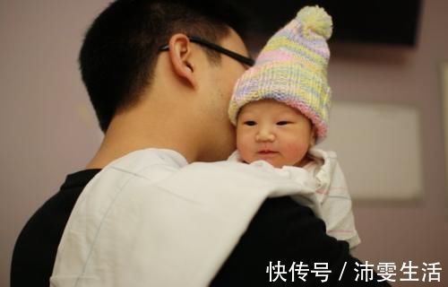 喂奶|“抱着睡得香,一放就醒”,到底什么原因?宝妈来学学这么做