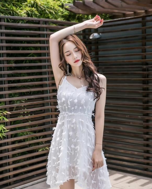 吊带裙时装搭配,勾勒出纤细腰线,彰显优雅女人味