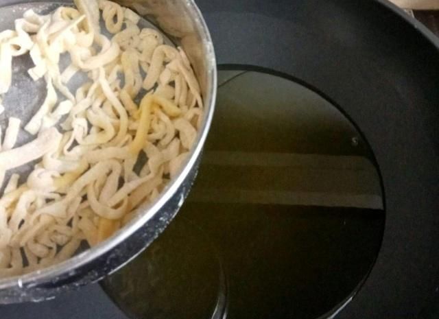 半碗面粉加2个鸡蛋做成小零食，口感酥松绵软，老人孩子都爱吃