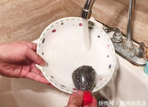 钢丝球塞到塑料瓶中,放到厨房里太实用了,轻松解决家家户户麻烦