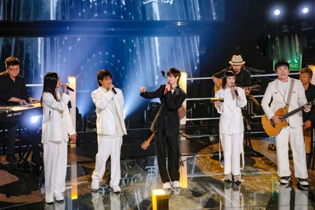 老外将巨大弹力球从大坝扔了下去,毫发无伤,网友:球的质量真好!