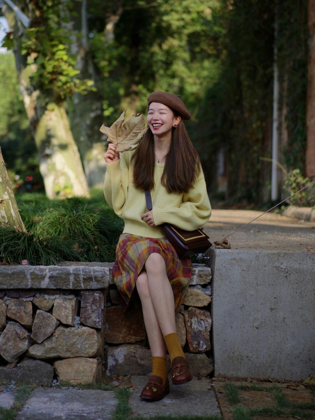 西装外套 秋冬怎样穿出学院风?黄色毛衣+格子半身裙,减龄又时尚!