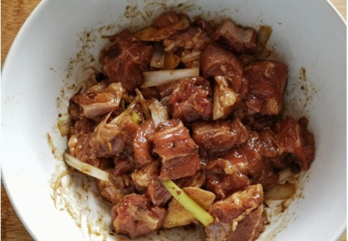 用它蒸排骨，比用土豆和红薯好吃，粉糯又开胃，每次都比肉先吃完