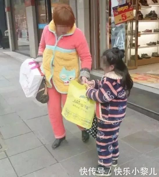 位宝妈|“睡衣妈妈”火了,穿睡衣接娃被吐槽,孩子:太丢人