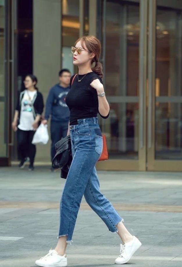 街拍：风吹裙摆美发飘，时髦佳人，你的美丽像丁香