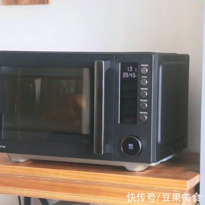 微波炉|健康的烤全鸡自己做！超简单哒！一口下肚，唇齿留香