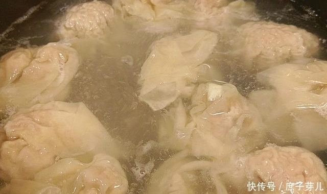  五分钟学会包馄饨，告诉您几个小窍门，肉馅软嫩还多汁！