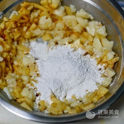 山药不要再炒着吃了，加一个苹果一碗糯米粉，出锅就抢光