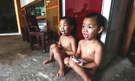 双胞胎7年没穿“衣服”,邻居看不下去而报警,妈妈孩子不能穿