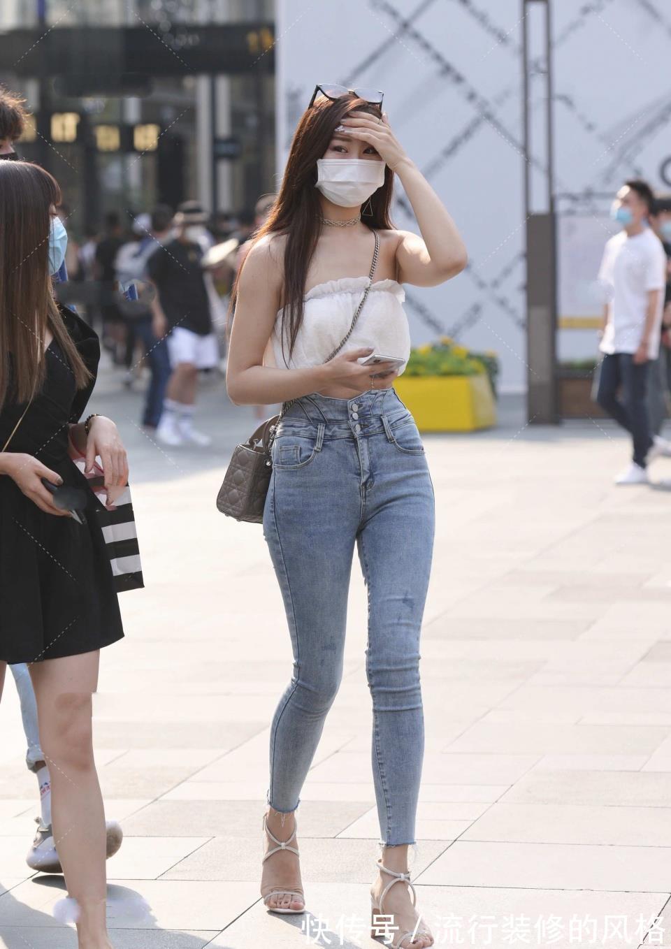 高跟鞋 美女脚上搭配一双橙色系的小高跟鞋,既不会累脚又可以彰显时尚