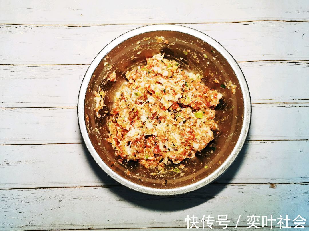 一碗粥|制作美味的香菇肉包子,搭配一碗粥,营养健康
