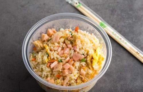 做蛋炒饭，先炒鸡蛋还是先炒饭？教你正确做法，米饭又香又好吃