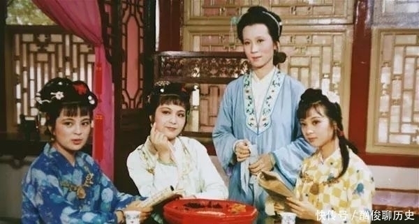 携蝗大嚼图$贾府的媳妇只凤姐口才好?她怼起人连凤姐也得道歉,黛玉只能脸红