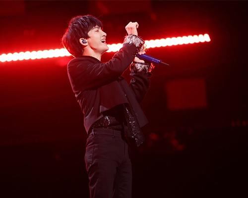 周深创造营首秀舞台《自己按门铃自己听》高音穿透全场，惊艳众人