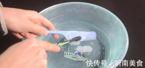 把牙膏涂抹在梳子上太实用了,我也是今天刚知道,看完尽快提醒家人