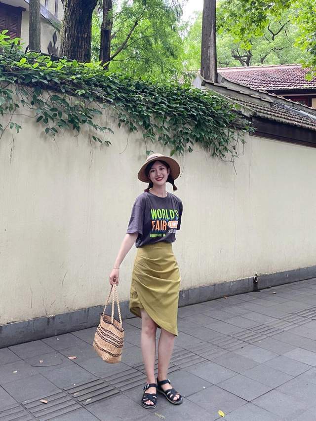 牛仔裤|想要搭配出氛围感其实很简单,条纹衫配牛仔裤简约利落,高级时髦