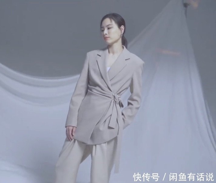 气质优雅|吴敏霞罕见露面,穿西装配阔腿裤拍时尚大片,气质优雅不输女星