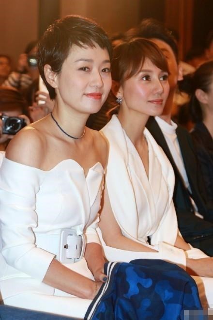 连衣裙|马伊琍躲过中年发福，穿白色连衣裙清新自然，超短发造型好干练