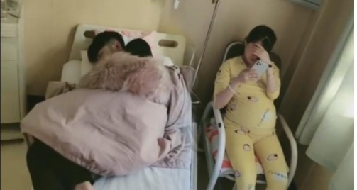 老婆|“最懒”老公走红,老婆医院待产,老公却“霸占”床位呼呼大睡